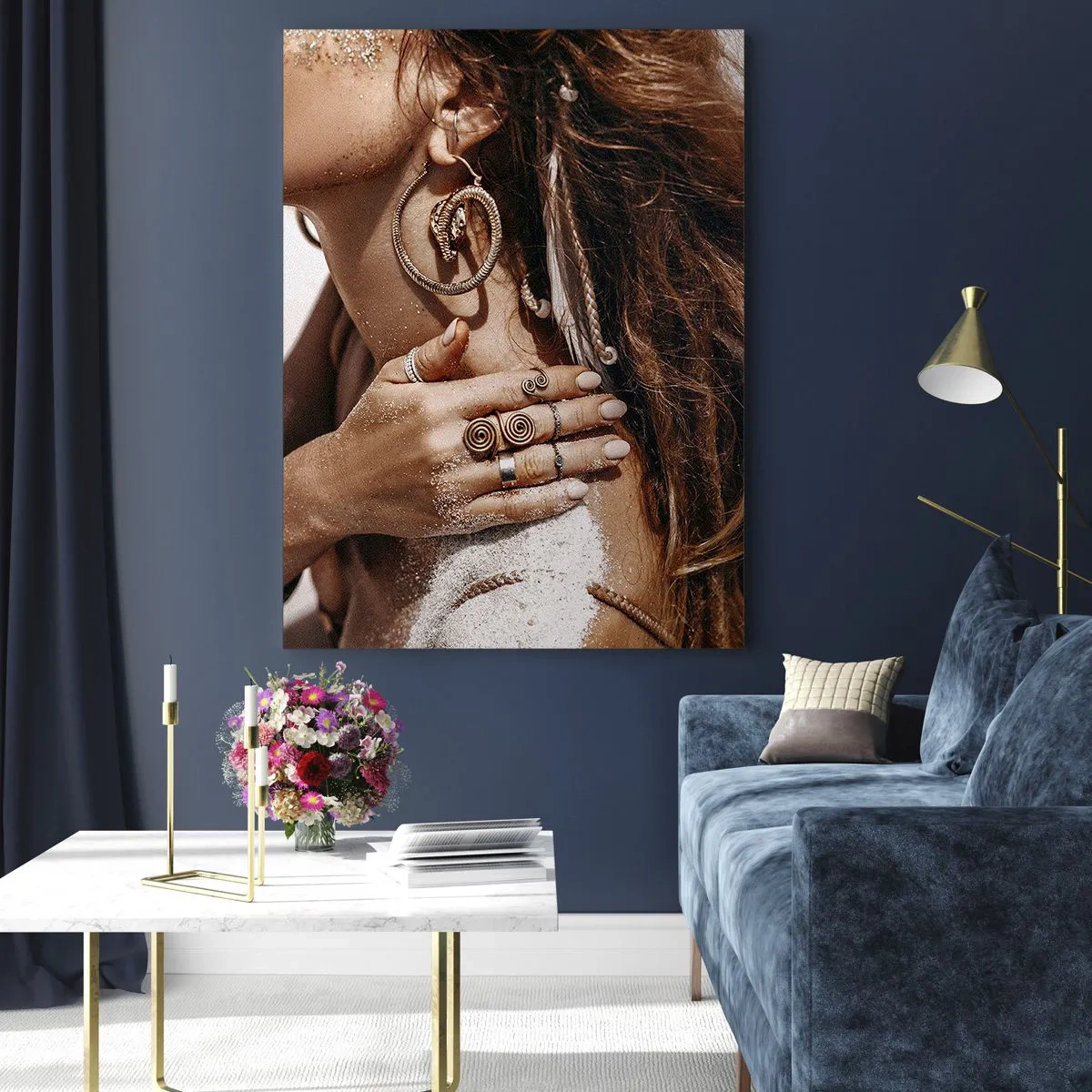 Impression sur verre - Image sur verre - Femme élégante avec des bijoux sur un fond de sable clair - 70x100cm - Reine des plages sauvages - Décoration murale moderne pour le salon et la chambre ARTTOR