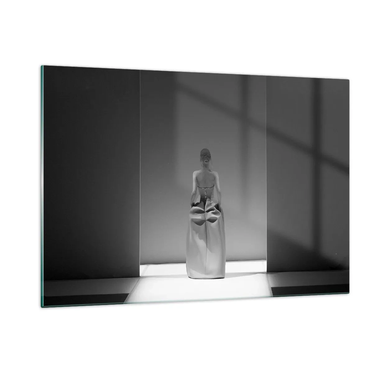 Impression sur verre - Image sur verre - Une photo en noir et blanc d'une femme en robe sur fond de lumière. - 120x80cm - Simplicité raffinée - Décoration murale moderne pour le salon et la chambre ARTTOR