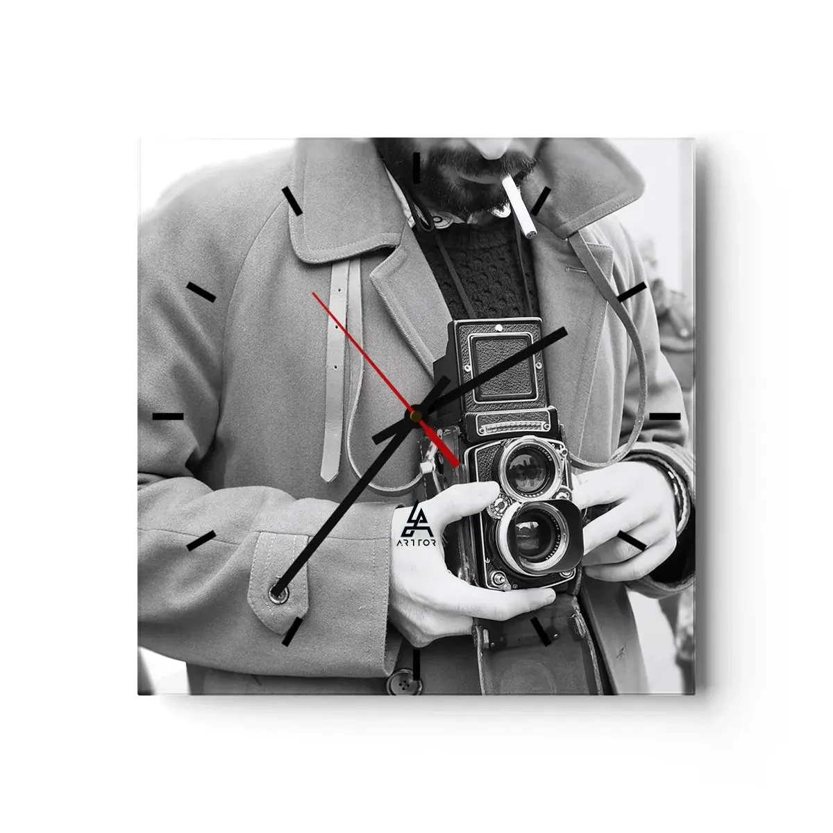 Horloge murale - Pendule murale - Photo en noir et blanc d'un homme avec un appareil photo rétro - 30x30cm - Dans un style rétro - Décoration murale moderne pour le salon et la chambre ARTTOR