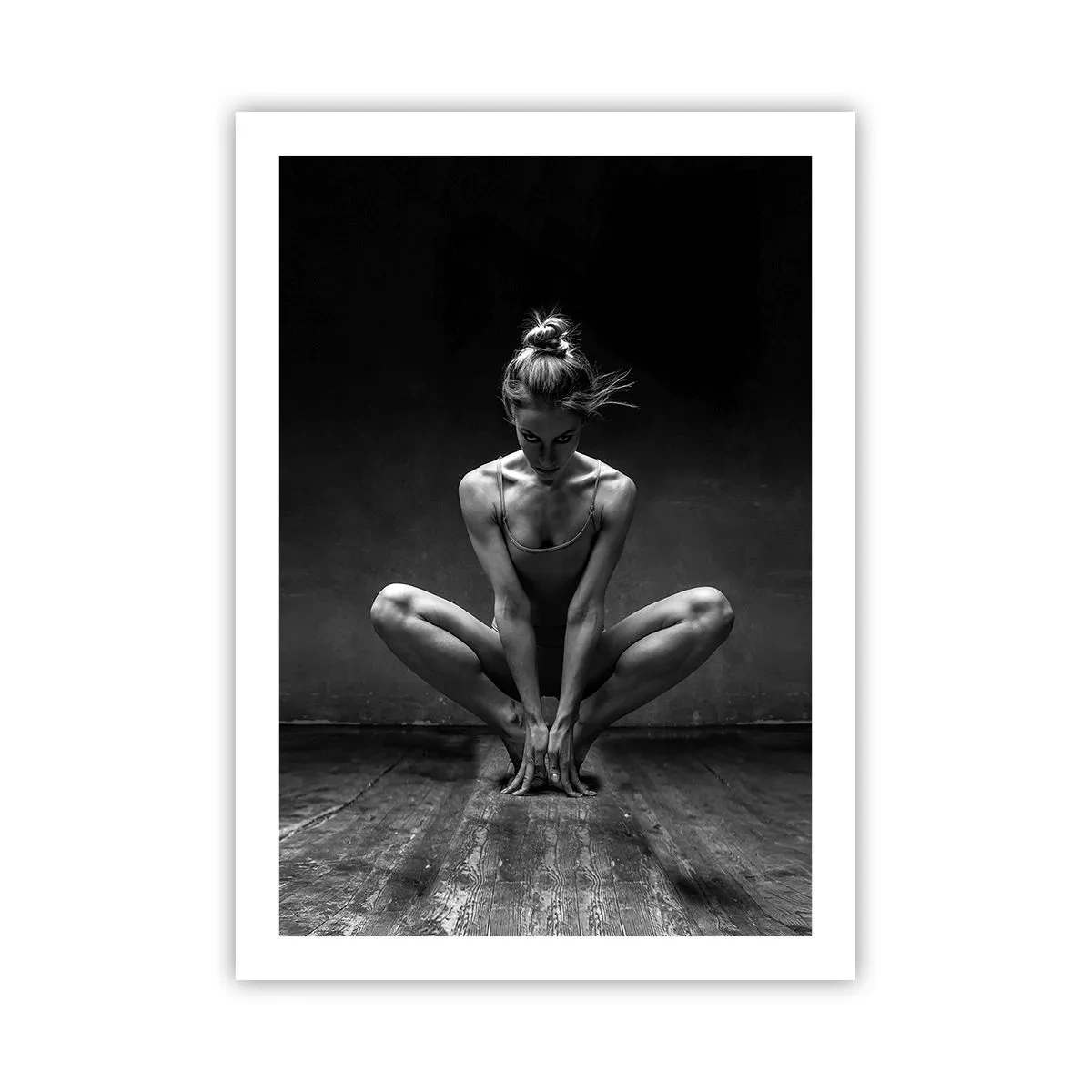 Affiche - Poster - Une photographie en noir et blanc d'une ballerine dans une pose artistique. - 50x70cm - Concentration de l'énergie de la danse - Décoration murale moderne pour le salon et la chambre ARTTOR