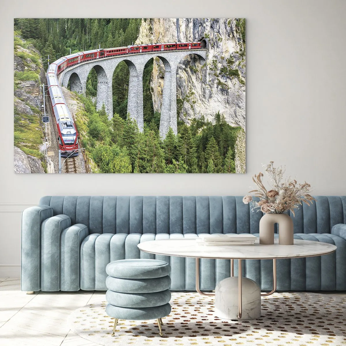 Impression sur verre - Image sur verre - Un train avec un pont de montagne en arrière-plan parmi des paysages verdoyants - 70x50cm - Chemin de fer avec vue sur la montagne - Décoration murale moderne pour le salon et la chambre ARTTOR