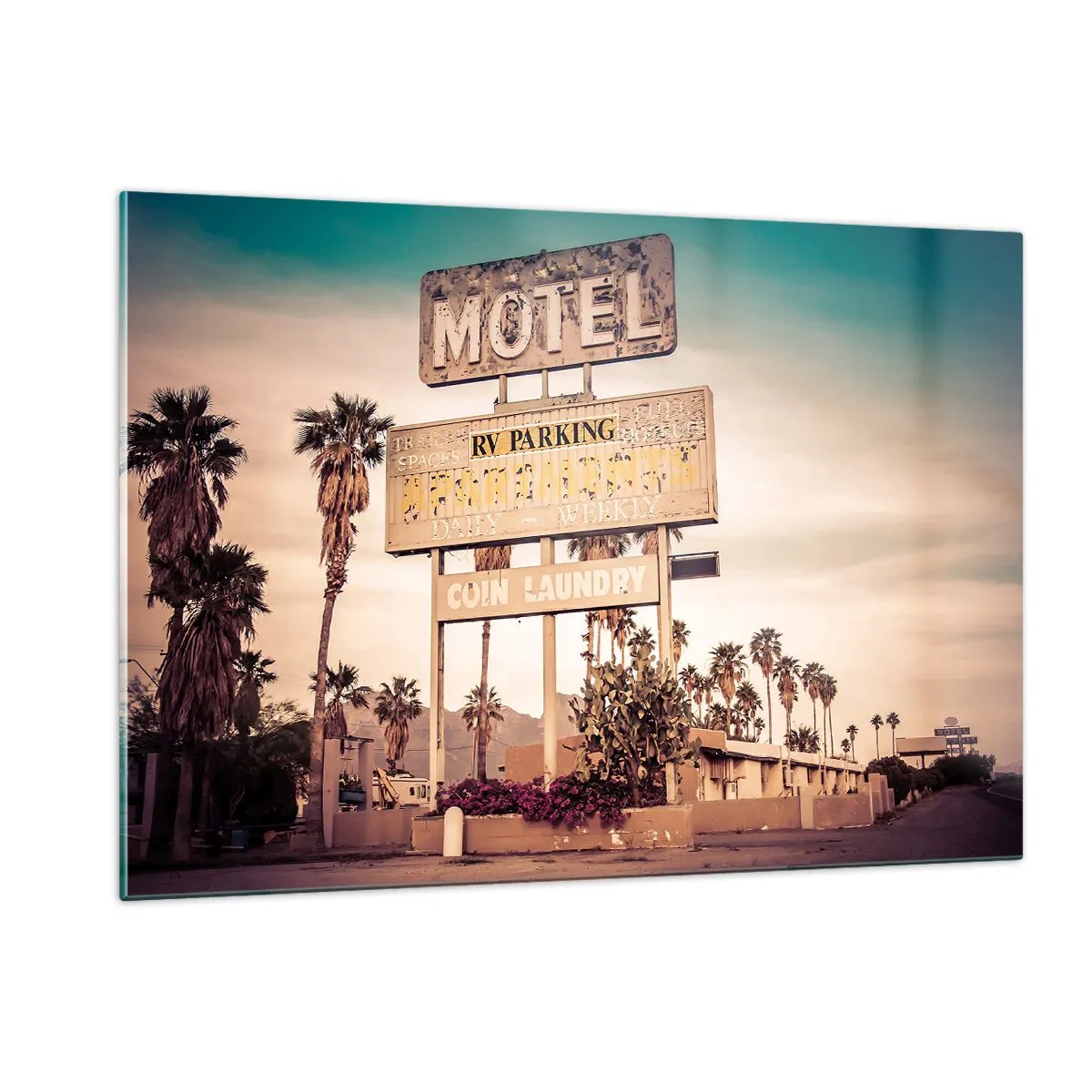 Impression sur verre - Image sur verre - Une vieille enseigne de motel entourée de palmiers crée une ambiance rétro - 120x80cm - Ici, le temps s'est arrêté - Décoration murale moderne pour le salon et la chambre ARTTOR