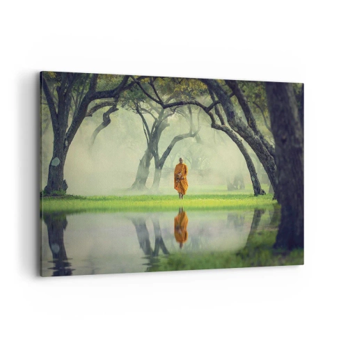Impression sur toile - Image sur toile - Un moine en robe orange dans une forêt avec un fond brumeux et un reflet dans l'eau. - 120x80cm - En route vers l'illumination - Décoration murale moderne pour le salon et la chambre ARTTOR