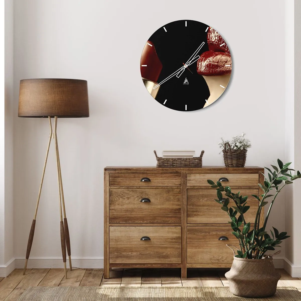 Horloge murale - Pendule murale - Lèvres rouges et rouge à lèvres sur fond noir - 30x30cm - Sensualité et brillance du carmin - Décoration murale moderne pour le salon, la cuisine et la chambre ARTTOR