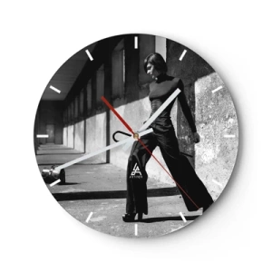 Horloge murale - Pendule murale - Photographie en noir et blanc d'une femme dans une tenue élégante dans un cadre industriel. - 30x30cm - Élégance urbaine - Décoration murale moderne pour le salon, la cuisine et la chambre ARTTOR