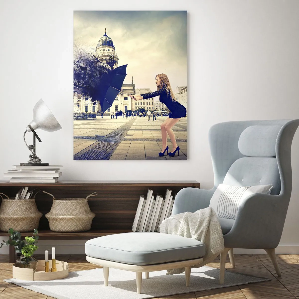 Impression sur verre - Image sur verre - Une femme avec un parapluie dans une composition artistique sur fond urbain - 80x120cm - Il y a un tel vent… - Décoration murale moderne pour le salon et la chambre ARTTOR