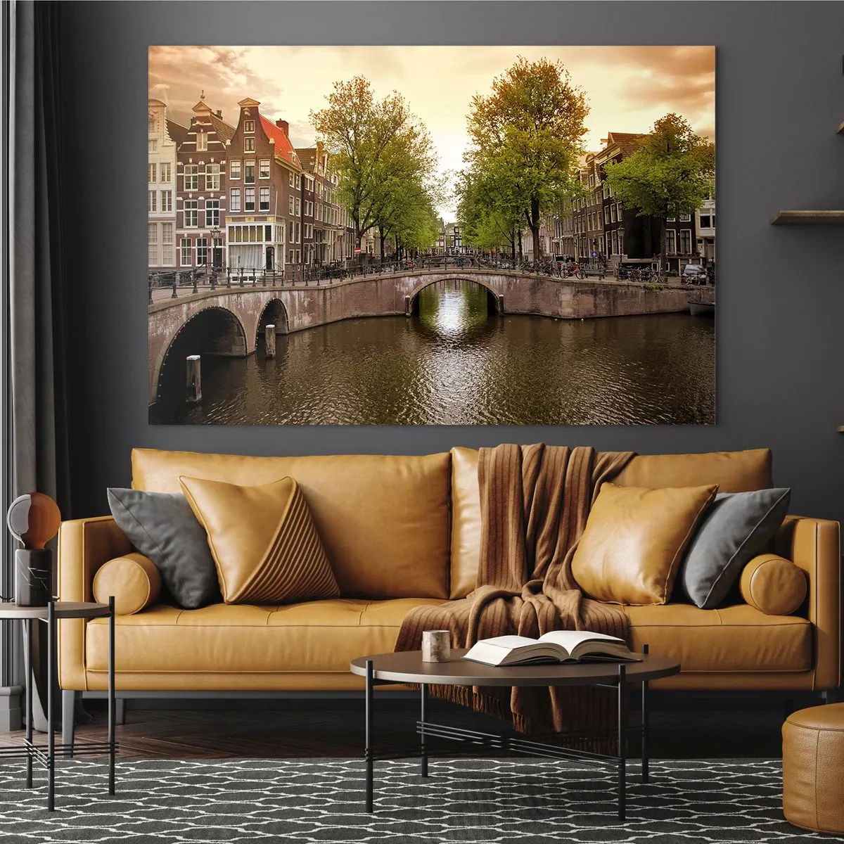 Impression sur verre - Image sur verre - Un canal et un pont entourés d'immeubles à Amsterdam - 120x80cm - En bateau ou à vélo ? - Décoration murale moderne pour le salon et la chambre ARTTOR