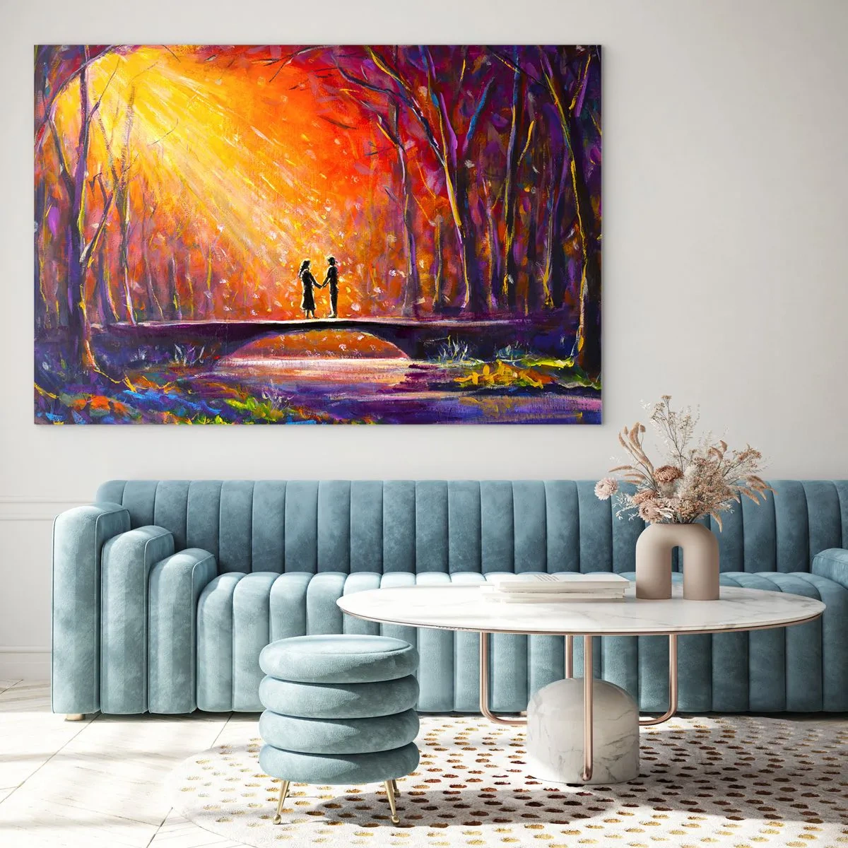 Impression sur verre - Image sur verre - Un couple sur un pont à la lumière du soleil couchant, entouré d'arbres. - 120x80cm - Le ciel les aime aussi - Décoration murale moderne pour le salon et la chambre ARTTOR