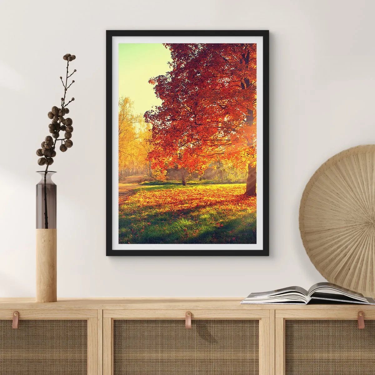 Affiche dans un cadre noir - Poster - Parc d'automne avec un arbre aux feuilles dorées au soleil - 50x70cm - Le roux est beau - Décoration murale moderne pour le salon et la chambre ARTTOR