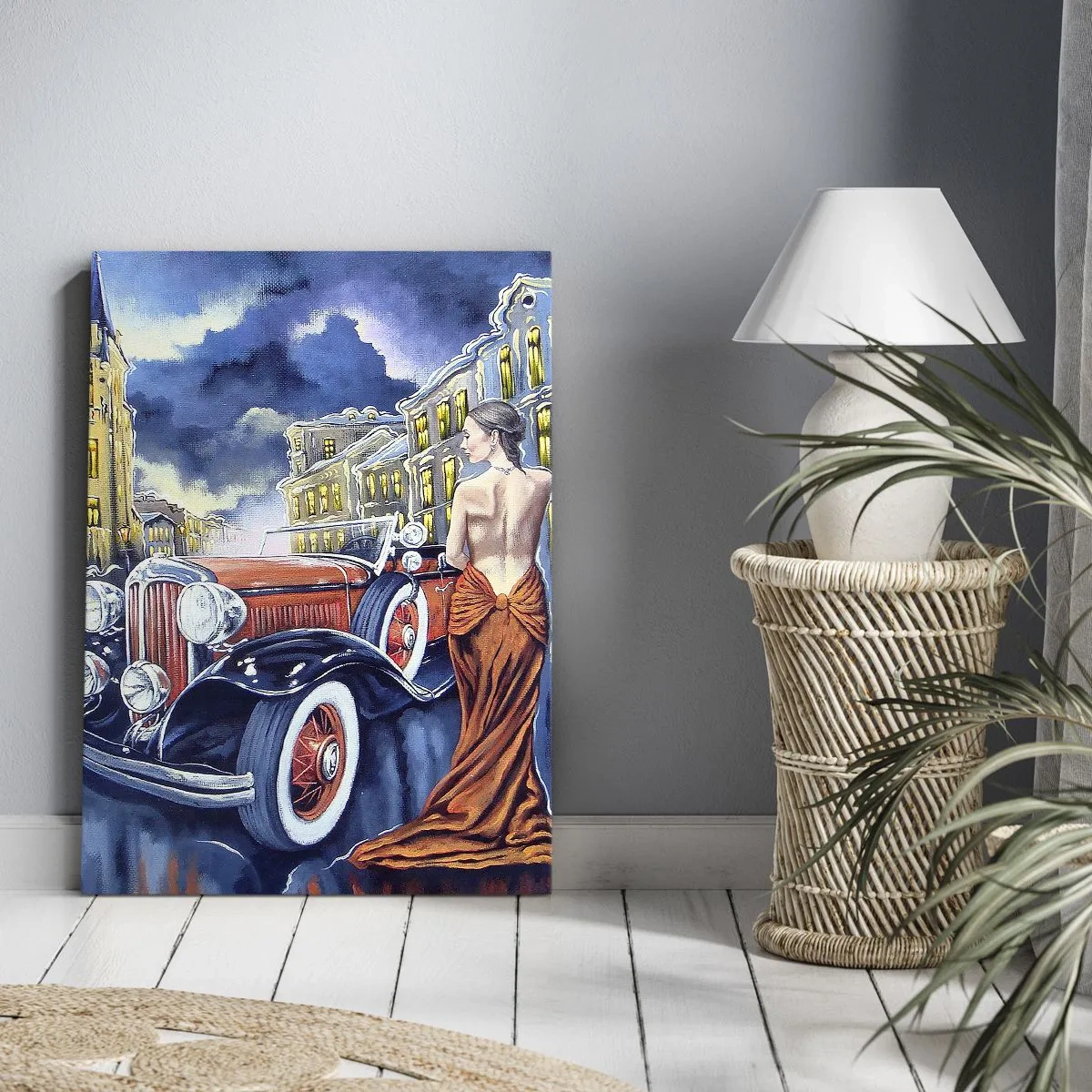 Impression sur toile - Image sur toile - Une femme dans une robe élégante à côté d'une voiture rétro la nuit - 50x70cm - Nocturne en bleu et corail - Décoration murale moderne pour le salon et la chambre ARTTOR