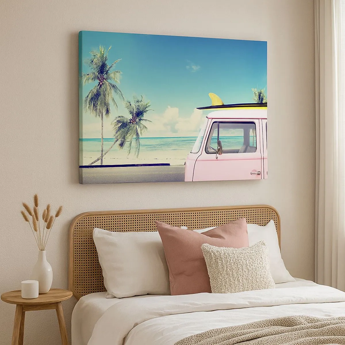 Impression sur toile - Image sur toile - Une camionnette rose avec une planche de surf sur une plage tropicale. - 70x50cm - Il est temps de commencer les vacances - Décoration murale moderne pour le salon et la chambre ARTTOR