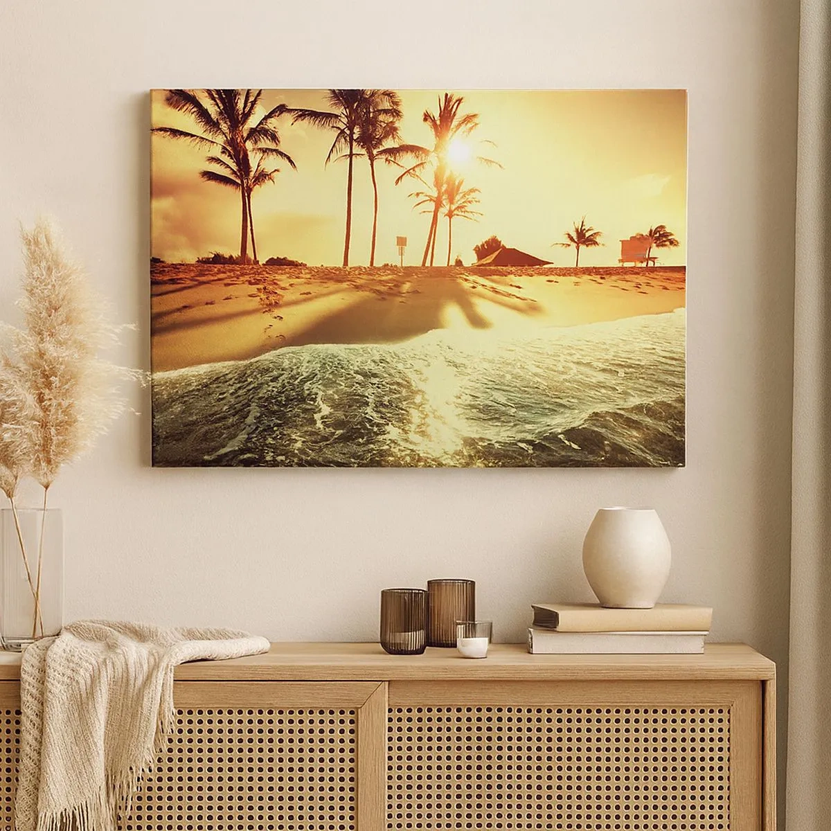 Impression sur toile - Image sur toile - Une plage avec des palmiers illuminée par un coucher de soleil chaud - 70x50cm - Après-midi californien - Décoration murale moderne pour le salon et la chambre ARTTOR