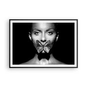 Affiche dans un cadre noir - Poster - Visage de femme en noir et blanc avec un papillon sur les lèvres - 100x70cm - Baiser papillon - Décoration murale moderne pour le salon et la chambre ARTTOR