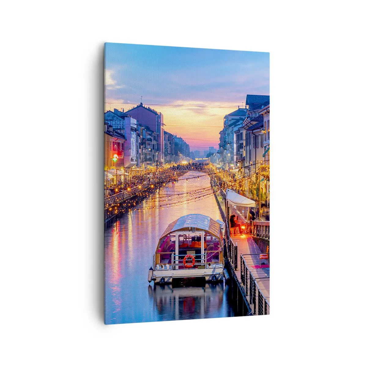 Impression sur toile - Image sur toile - Un canal éclairé entouré de bâtiments colorés - 80x120cm - Soirée de lumière et de jeu - Décoration murale moderne pour le salon et la chambre ARTTOR