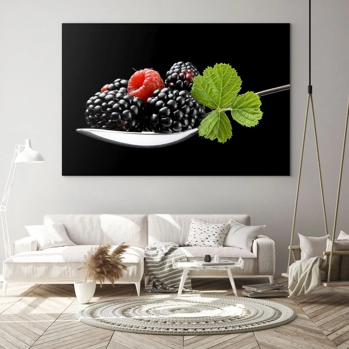 Impression sur verre - Image sur verre - Framboises et mûres sur une cuillère avec une feuille verte sur fond noir - 120x80cm - Le goût de la fraîcheur - Décoration murale moderne pour le salon et la chambre ARTTOR