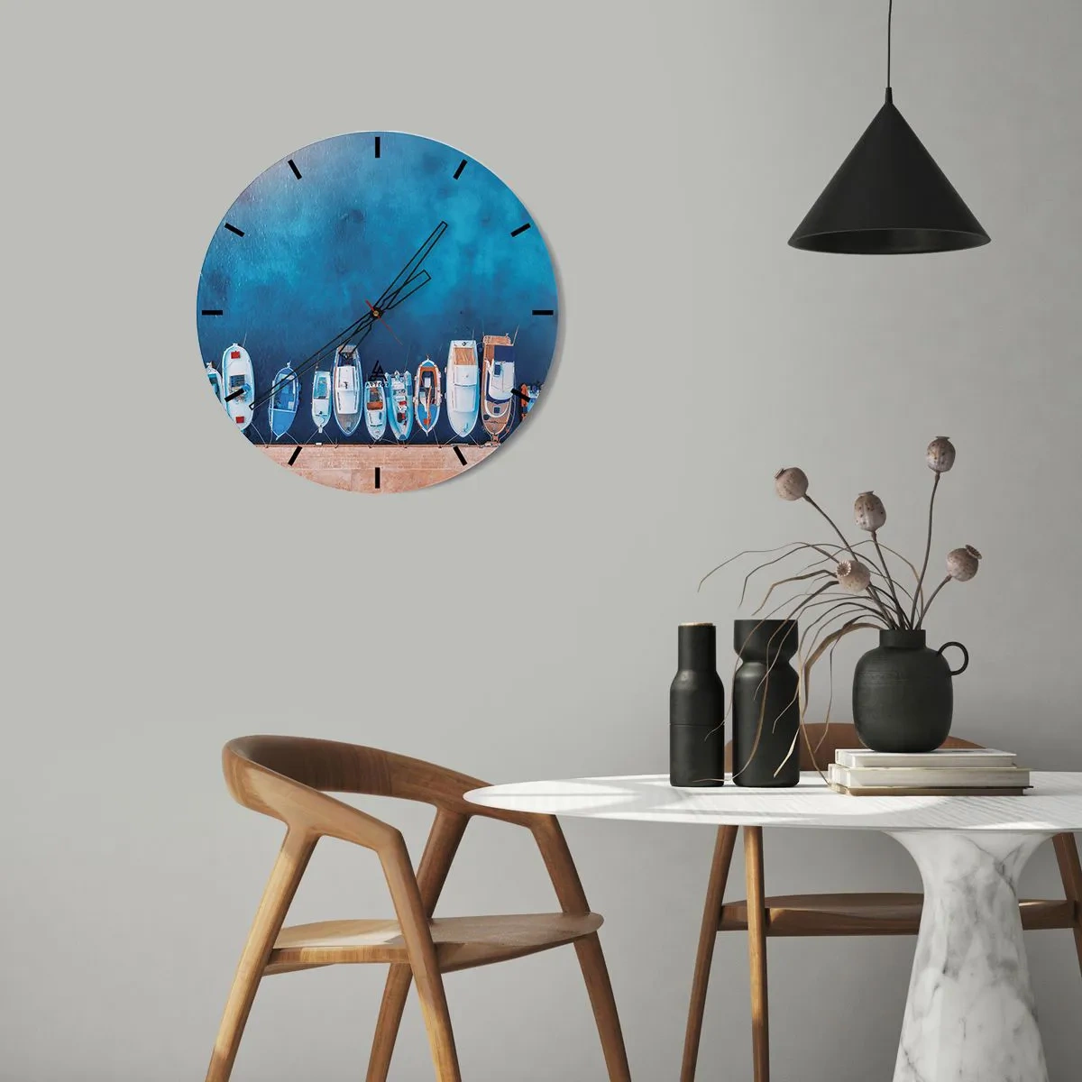 Horloge murale - Pendule murale - Une rangée de bateaux amarrés au quai dans l'eau bleue - 30x30cm - En une seule fois - Décoration murale moderne pour le salon, la cuisine et la chambre ARTTOR