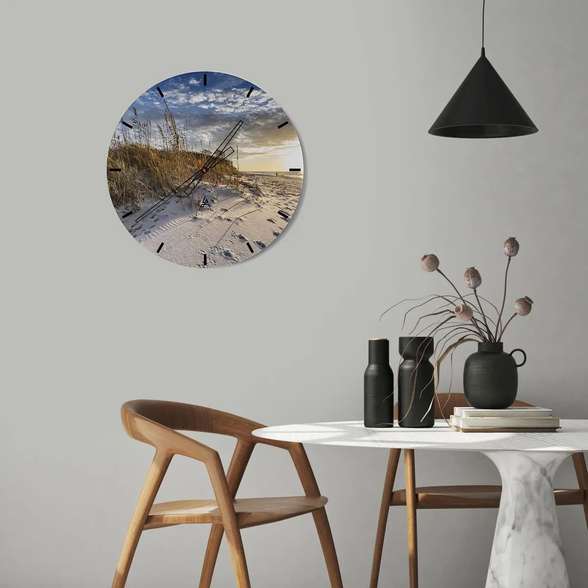 Horloge murale - Pendule murale - Plage de sable avec de l'herbe au coucher du soleil - 30x30cm - Invitation à la ballade - Décoration murale moderne pour le salon, la cuisine et la chambre ARTTOR