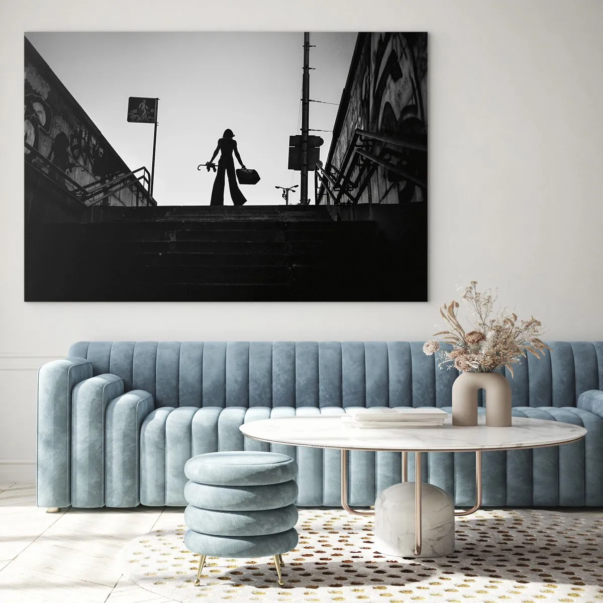 Impression sur verre - Image sur verre - Silhouette noire et blanche d'une femme sur fond de paysage urbain - 70x50cm - Pèlerinage urbain - Décoration murale moderne pour le salon et la chambre ARTTOR