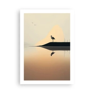 Affiche - Poster - Une cigogne debout sur la rive d'un lac avec son reflet dans l'eau - 50x70cm - Le seigneur du lac - Décoration murale moderne pour le salon et la chambre ARTTOR