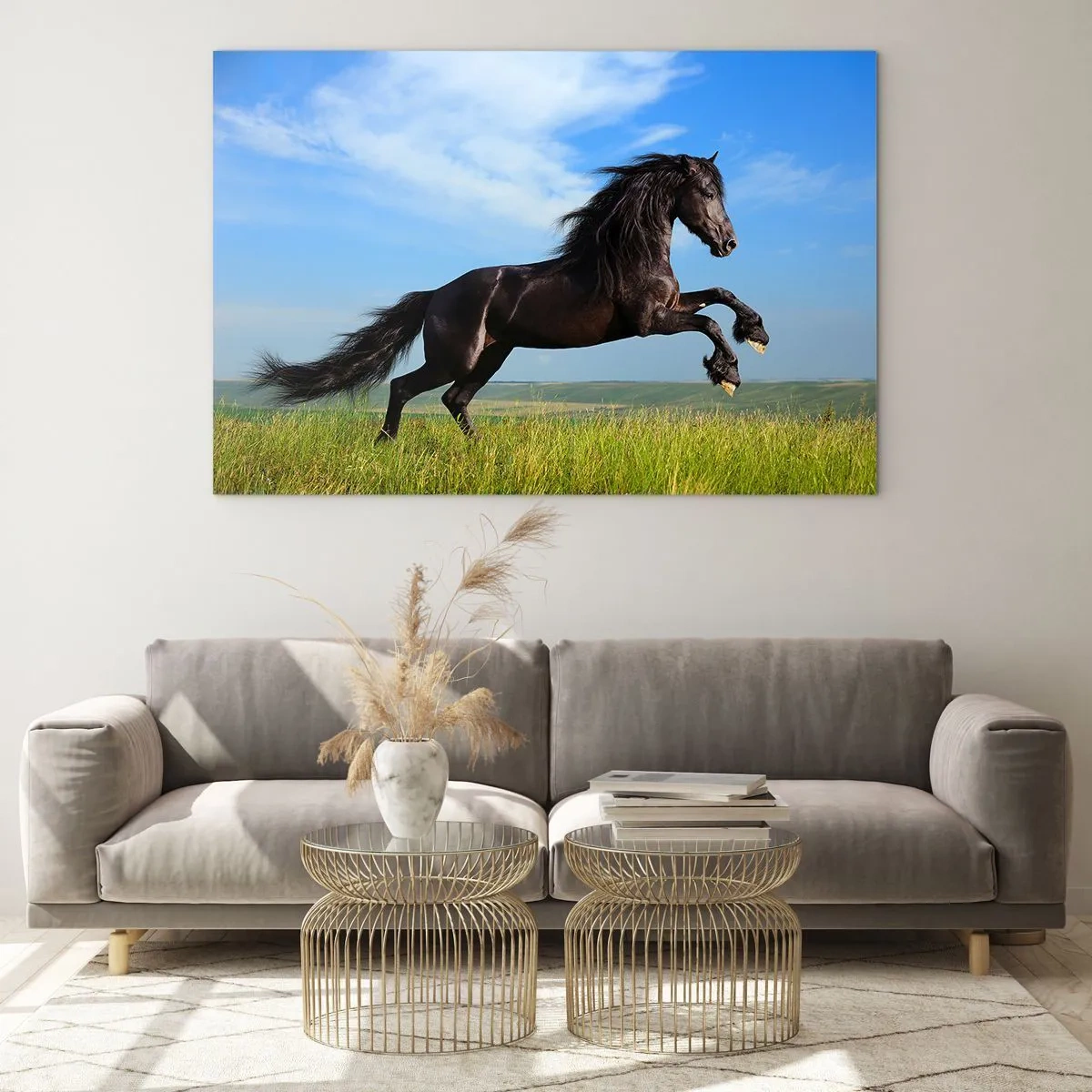 Impression sur verre - Image sur verre - Un cheval noir galopant contre un ciel bleu et une prairie verte. - 100x70cm - Un manifeste de liberté passionnant - Décoration murale moderne pour le salon et la chambre ARTTOR
