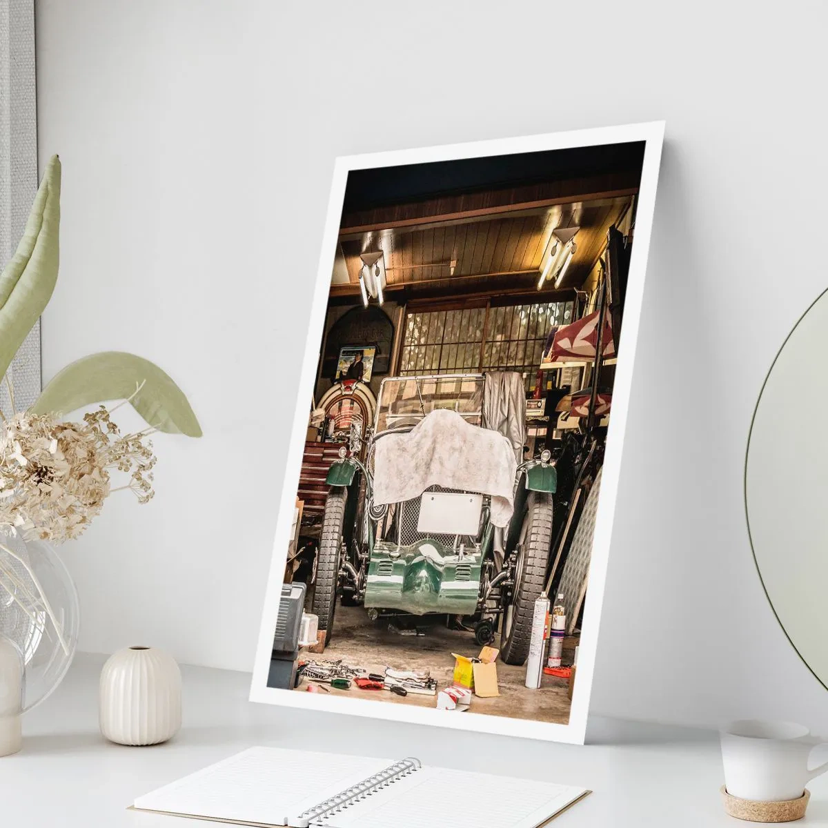 Affiche - Poster - Une voiture ancienne dans un garage entourée d'outils - 50x70cm - Retour vers le passé - Décoration murale moderne pour le salon et la chambre ARTTOR