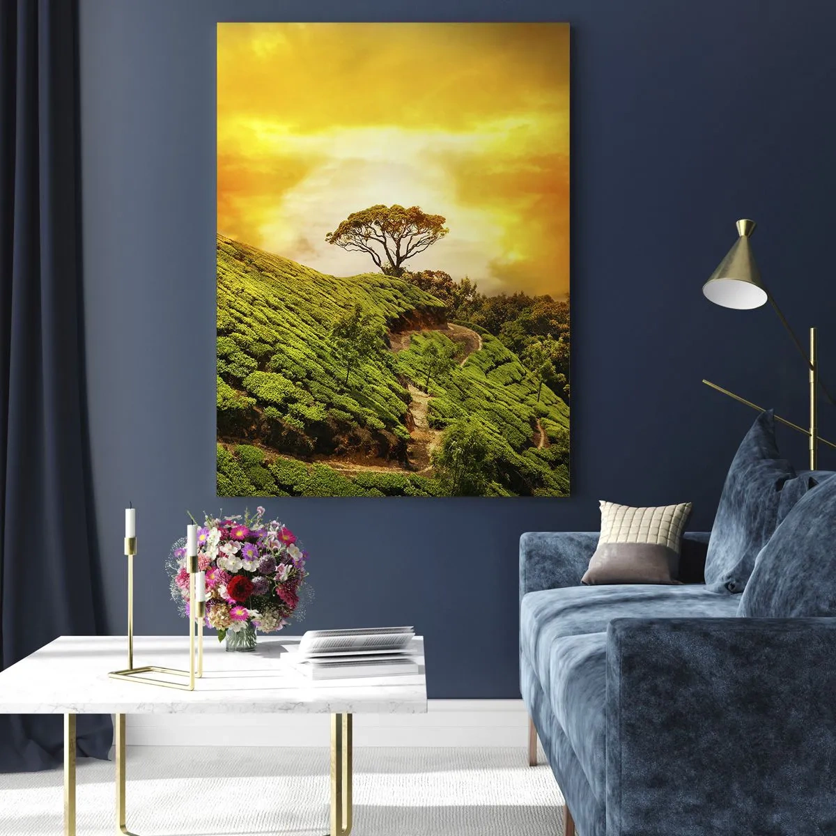 Impression sur verre - Image sur verre - Collines verdoyantes avec un arbre solitaire au coucher du soleil - 50x70cm - Un chemin sinueux, une pente verte - Décoration murale moderne pour le salon et la chambre ARTTOR