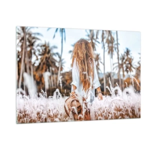Impression sur verre - Image sur verre - Une femme dans l'herbe avec un chapeau à la main sur fond de palmiers - 120x80cm - Né de peluches d'herbe - Décoration murale moderne pour le salon et la chambre ARTTOR