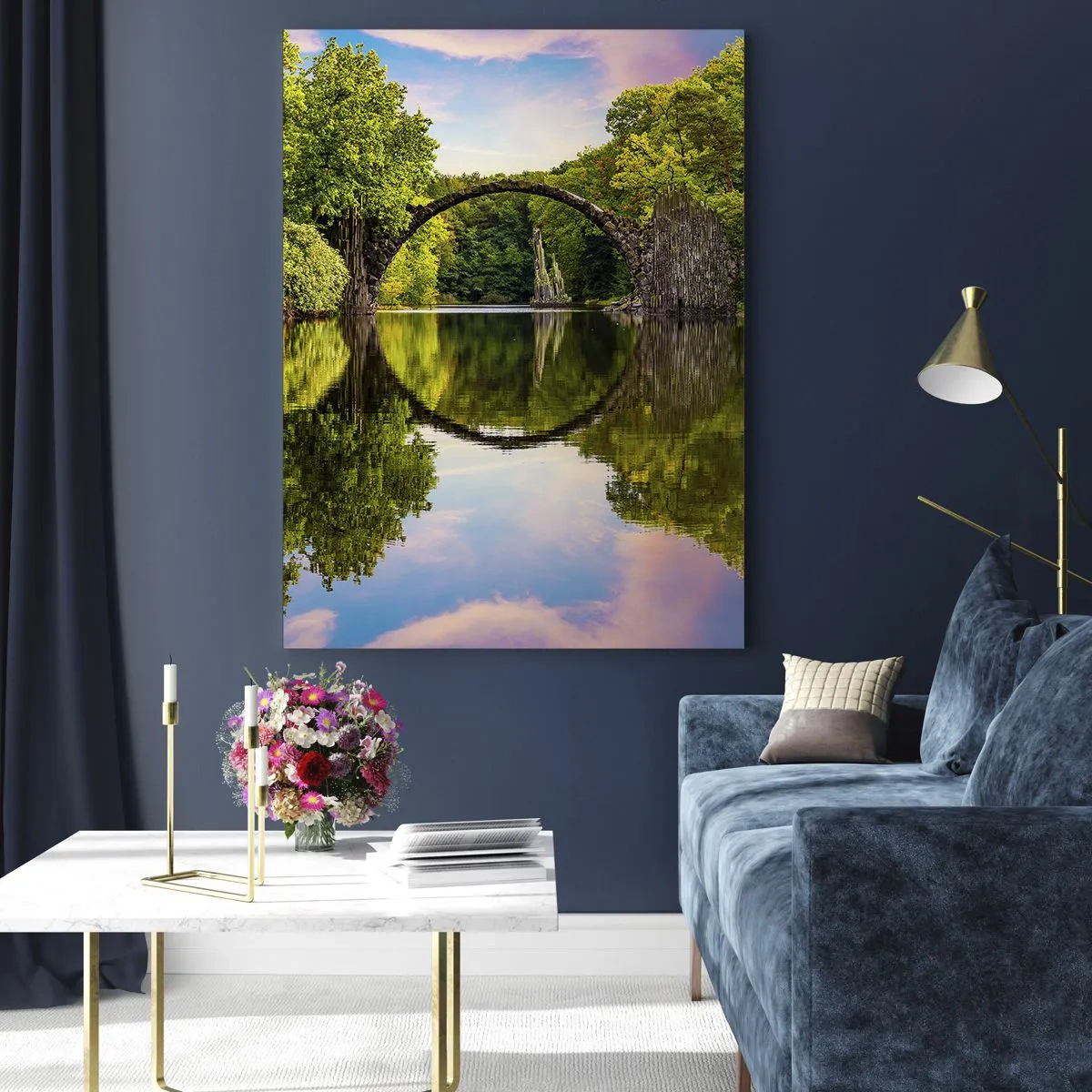 Impression sur verre - Image sur verre - Un pont de pierre se reflétant dans la surface calme du lac - 50x70cm - À la jonction de deux mondes - Décoration murale moderne pour le salon et la chambre ARTTOR