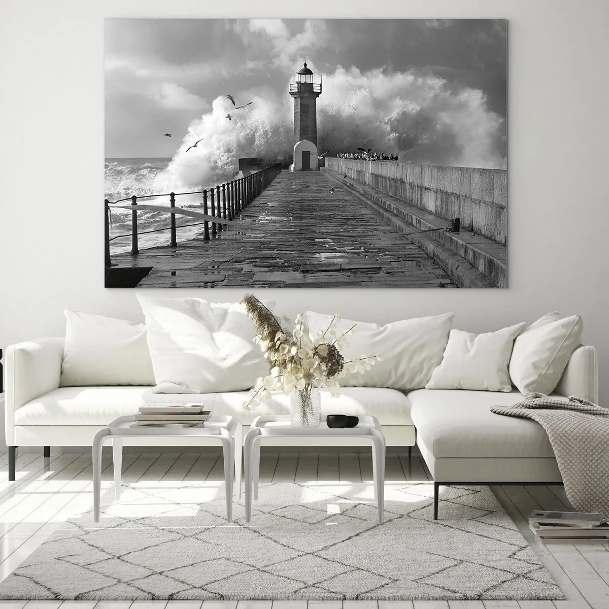 Impression sur verre - Image sur verre - Une photo en noir et blanc d'un phare au milieu de vagues déferlantes. - 70x50cm - Sans peur - Décoration murale moderne pour le salon et la chambre ARTTOR