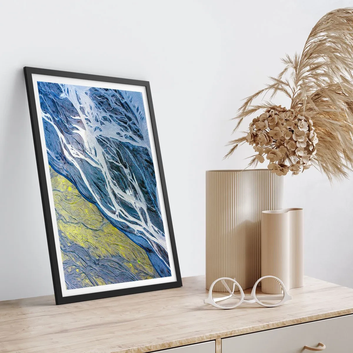 Affiche dans un cadre noir - Poster - Une composition abstraite ressemblant à des rivières et des rochers. - 50x70cm - Peintures rupestres de la nature - Décoration murale moderne pour le salon et la chambre ARTTOR