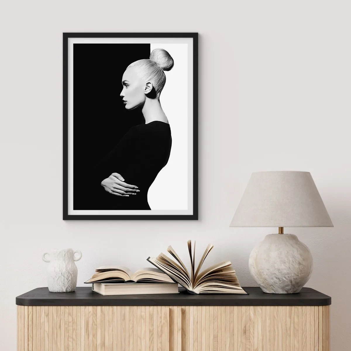 Affiche dans un cadre noir - Poster - Un portrait minimaliste d'une femme dans une composition en noir et blanc - 50x70cm - Tout simplement une femme - Décoration murale moderne pour le salon et la chambre ARTTOR