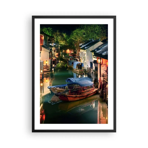 Affiche dans un cadre noir - Poster - Un canal d'eau avec des bateaux entourés de bâtiments traditionnels la nuit - 50x70cm - Soirée dans une rue chinoise - Décoration murale moderne pour le salon et la chambre ARTTOR