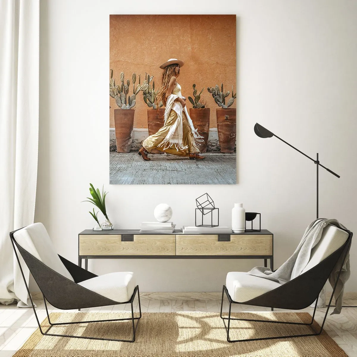 Impression sur verre - Image sur verre - Une femme dans un style bohème avec des pots de cactus en arrière-plan. - 80x120cm - Style hippie - Décoration murale moderne pour le salon et la chambre ARTTOR