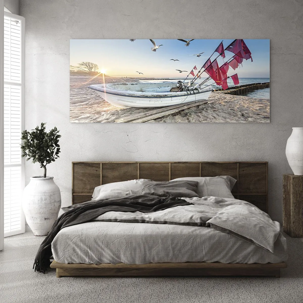 Impression sur verre - Image sur verre - Un bateau sur la plage à l'aube avec des mouettes et des drapeaux rouges - 120x50cm - Repos mérité - Décoration murale moderne pour le salon et la chambre ARTTOR