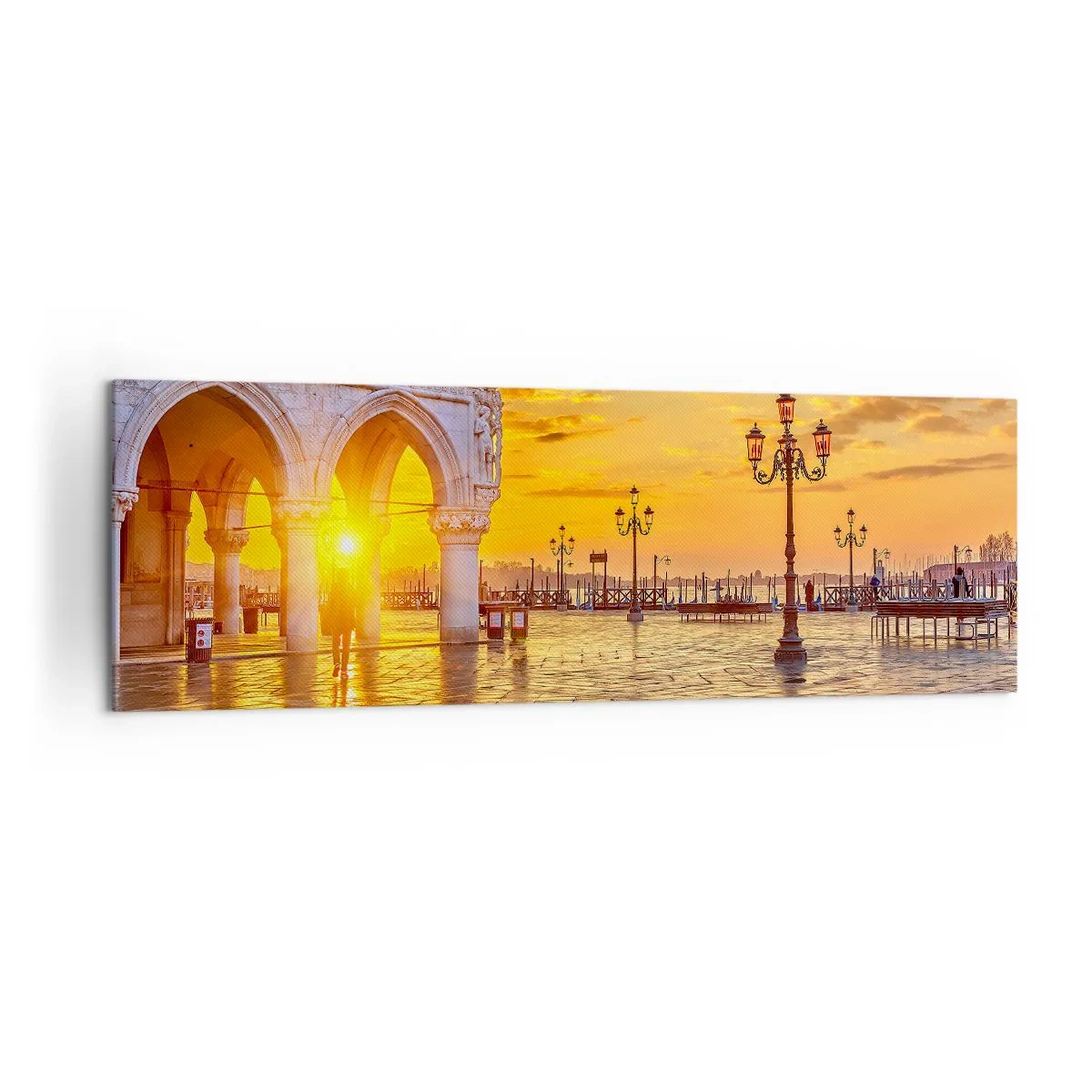 Impression sur toile - Image sur toile - Coucher de soleil doré sur la place de la ville avec des arcades et des lampes - 160x50cm - Où est tout le monde? - Décoration murale moderne pour le salon et la chambre ARTTOR