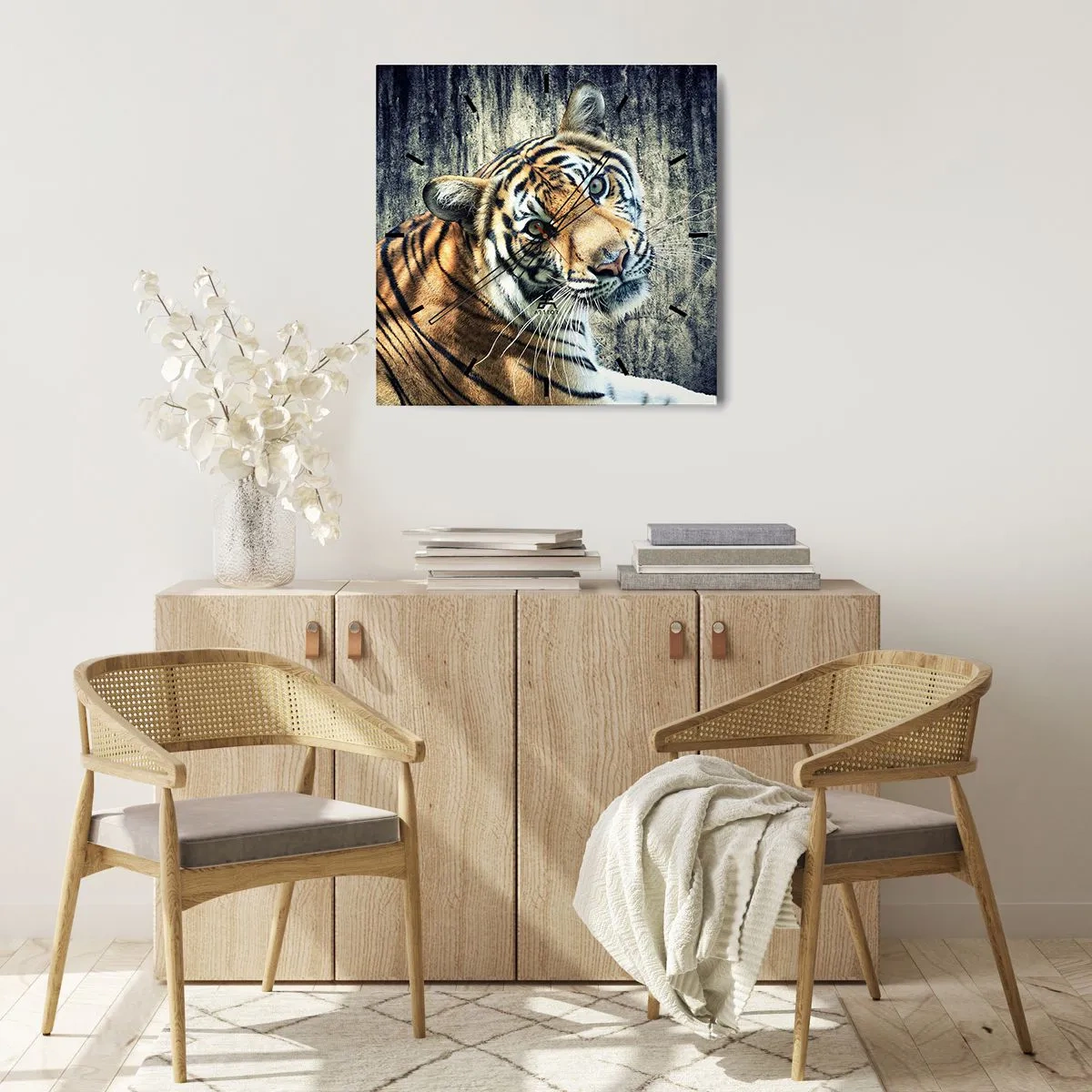 Horloge murale - Pendule murale - Un tigre couché contre un mur à la texture rugueuse - 30x30cm - Portrait dans les flots de lumière - Décoration murale moderne pour le salon et la chambre ARTTOR