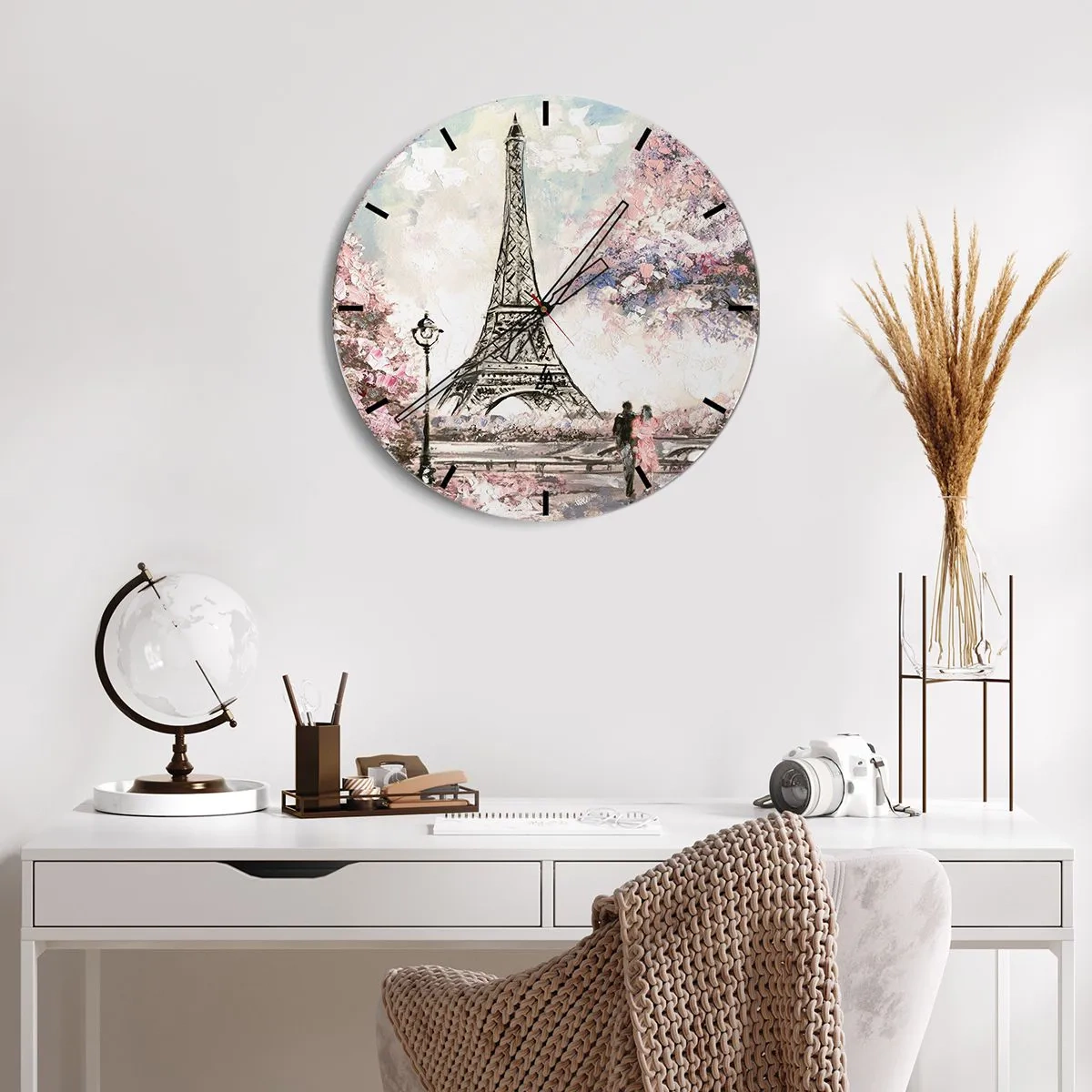 Horloge murale - Pendule murale - La Tour Eiffel entourée d'arbres en fleurs - 30x30cm - Balade d'avril à Paris - Décoration murale moderne pour le salon, la cuisine et la chambre ARTTOR
