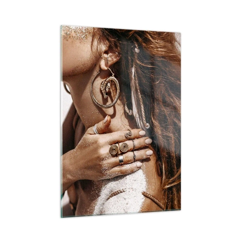 Impression sur verre - Image sur verre - Femme élégante avec des bijoux et du sable sur sa peau à la plage - 50x70cm - Reine des plages sauvages - Décoration murale moderne pour le salon et la chambre ARTTOR