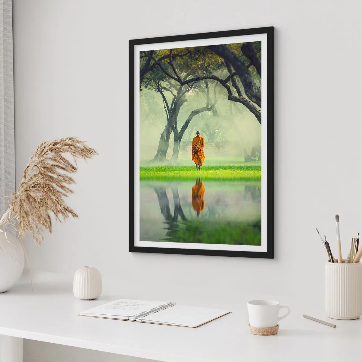 Affiche dans un cadre noir - Poster - Un moine en robe orange entouré d'arbres et de reflets dans l'eau - 50x70cm - En route vers l'illumination - Décoration murale moderne pour le salon et la chambre ARTTOR