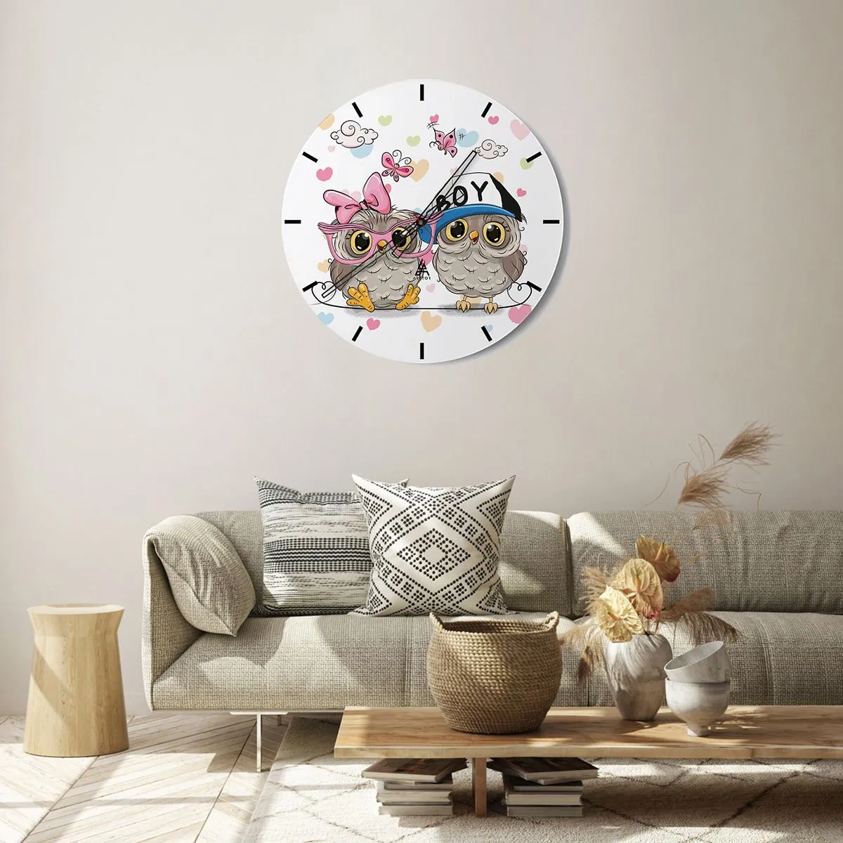 Horloge murale - Pendule murale - Deux hiboux avec un arc et un chapeau sur un fond de cœurs - 30x30cm - On s'aime! - Décoration murale moderne pour le salon, la cuisine et la chambre ARTTOR