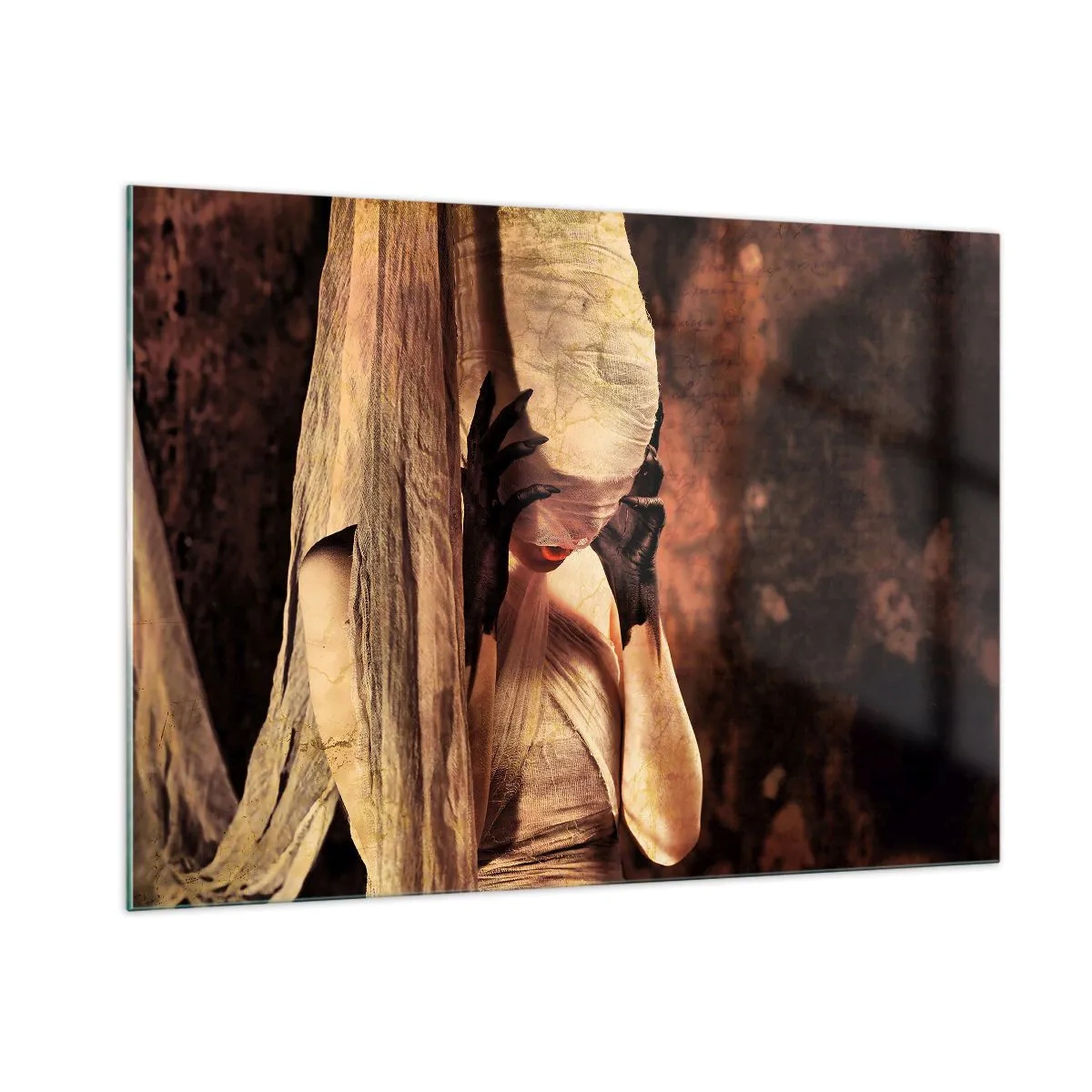 Impression sur verre - Image sur verre - Une femme mystérieuse entourée de tissus dorés - 100x70cm - Entre le bon et le mauvais - Décoration murale moderne pour le salon et la chambre ARTTOR