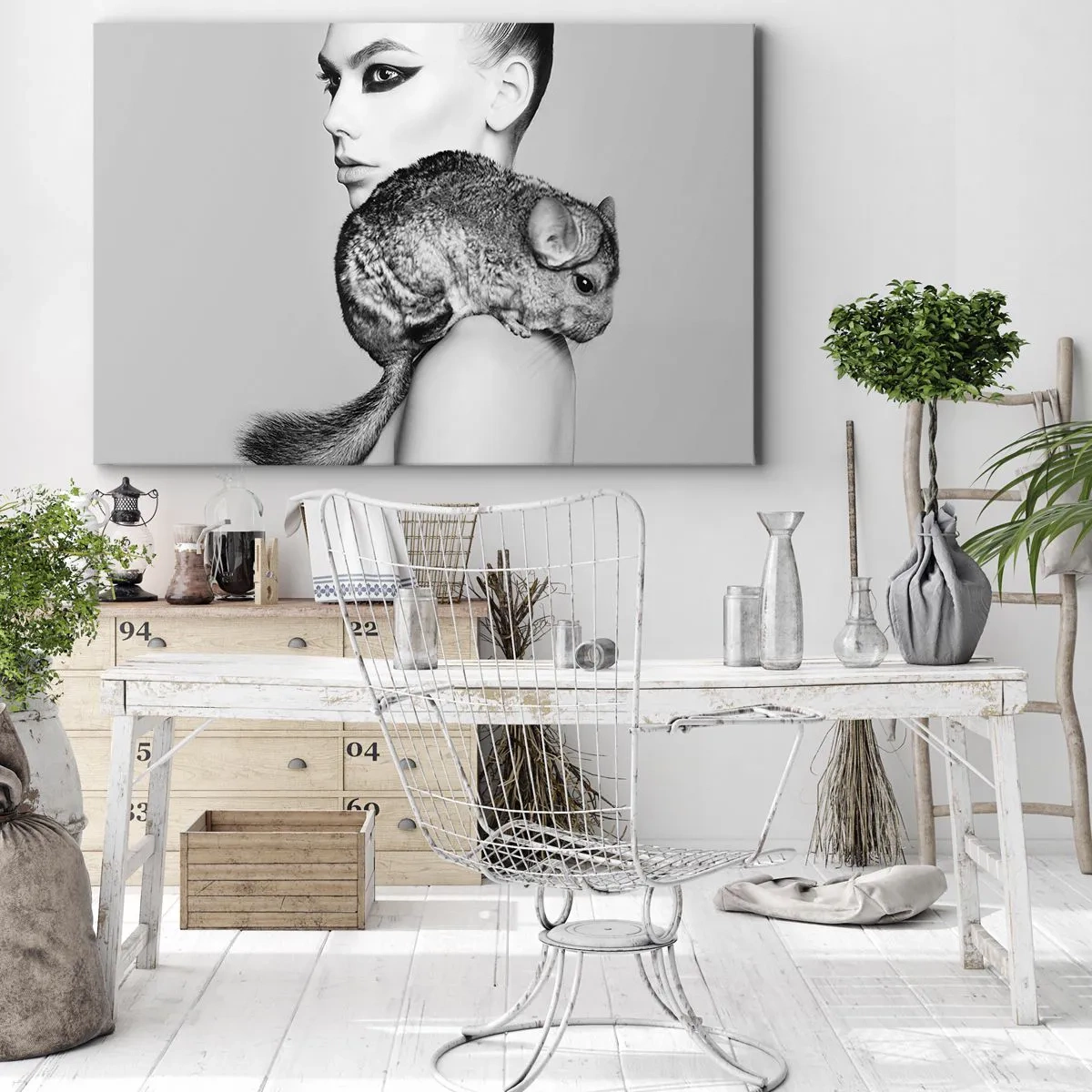 Impression sur toile - Image sur toile - Femme stylisée avec un chinchilla dans une élégante composition en noir et blanc - 70x50cm - Dame au chinchilla - Décoration murale moderne pour le salon et la chambre ARTTOR