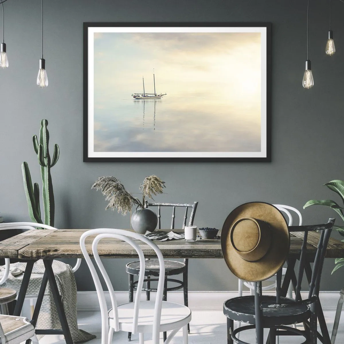 Affiche dans un cadre noir - Poster - Un bateau sur une mer calme dans une douce lumière - 100x70cm - Dans une mer de silence - Décoration murale moderne pour le salon et la chambre ARTTOR