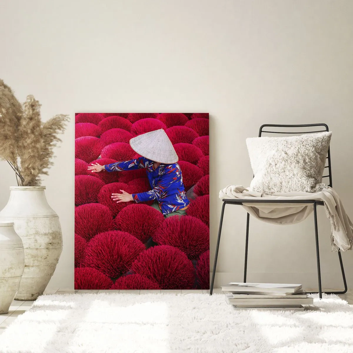 Impression sur verre - Image sur verre - Un ouvrier parmi des bâtons d'encens rouges sur un fond à motifs - 50x70cm - Dans un champ de riz - Décoration murale moderne pour le salon et la chambre ARTTOR