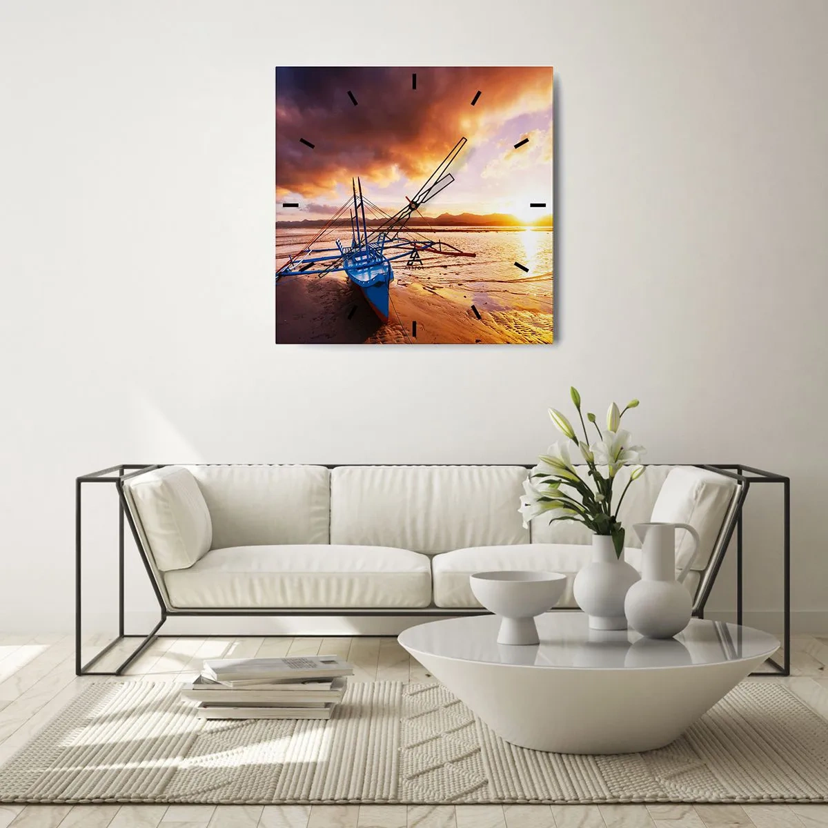 Horloge murale - Pendule murale - Bateau bleu sur la plage au coucher du soleil - 30x30cm - Allongez-vous dans le sable après une longue journée - Décoration murale moderne pour le salon et la chambre ARTTOR