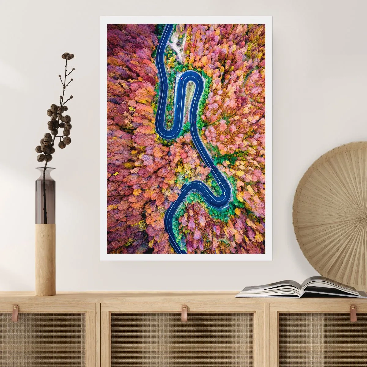 Affiche - Poster - Une route sinueuse dans une forêt d'automne vue à vol d'oiseau - 50x70cm - Route sinueuse à travers la forêt - Décoration murale moderne pour le salon et la chambre ARTTOR