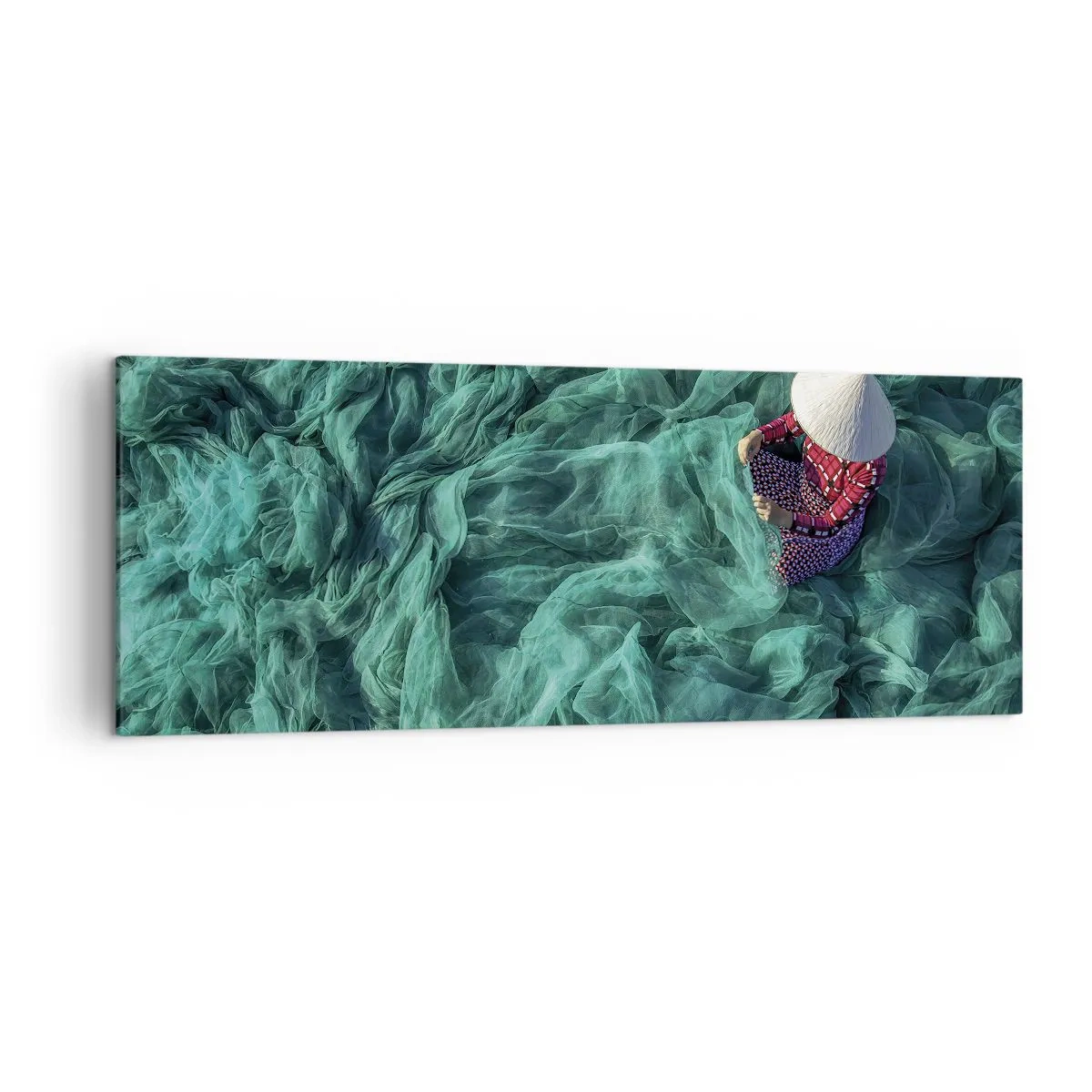 Impression sur toile - Image sur toile - Une personne avec un chapeau parmi des filets de pêche verts - 140x50cm - Dans une mer de filet - Décoration murale moderne pour le salon et la chambre ARTTOR