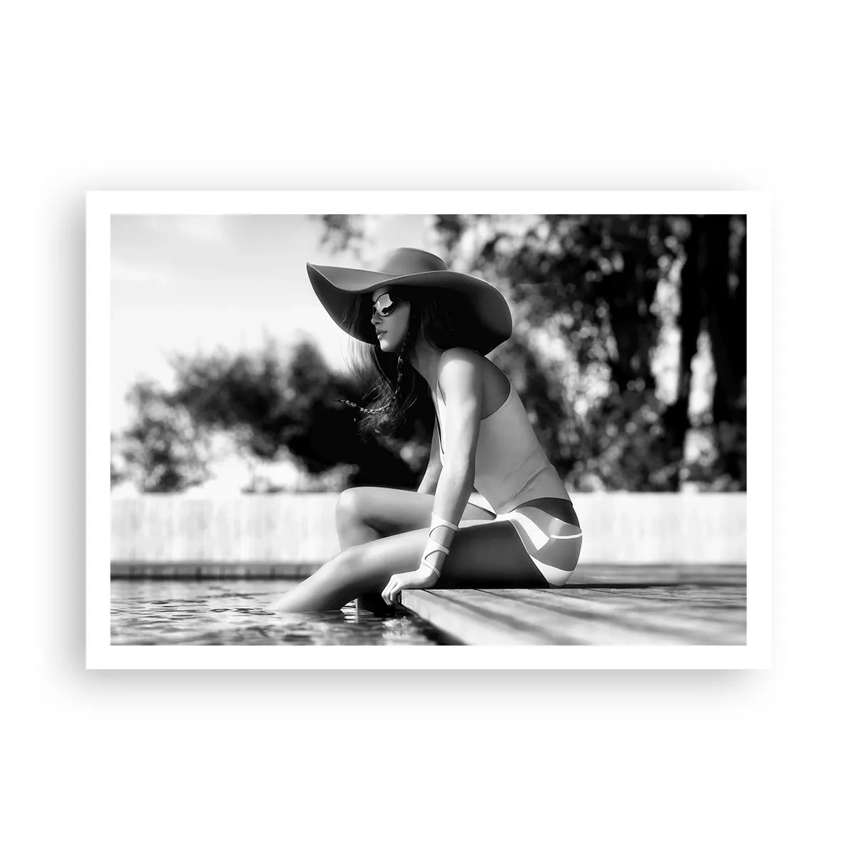 Affiche - Poster - Femme au chapeau au bord de la piscine en noir et blanc - 100x70cm - Rêve d'été - Décoration murale moderne pour le salon et la chambre ARTTOR