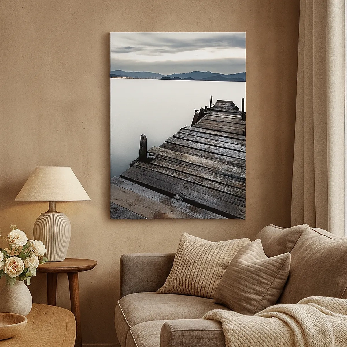 Impression sur toile - Image sur toile - Un pont en bois menant vers un lac tranquille - 50x70cm - Immergez-vous dans la paix - Décoration murale moderne pour le salon et la chambre ARTTOR