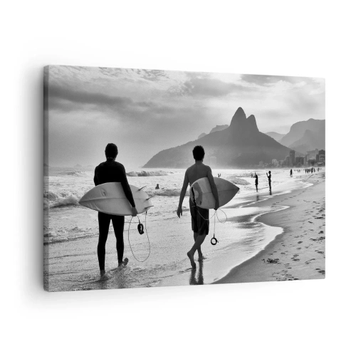 Impression sur toile - Image sur toile - Deux surfeurs marchant sur la plage avec leurs planches en noir et blanc. - 70x50cm - Samba sur une vague - Décoration murale moderne pour le salon et la chambre ARTTOR